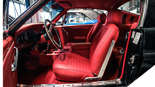 Autosattlerei Pirna - V8 Werk: auch im Ford Mustang zeigt sich rotes Echtleder von seiner besten Seite.