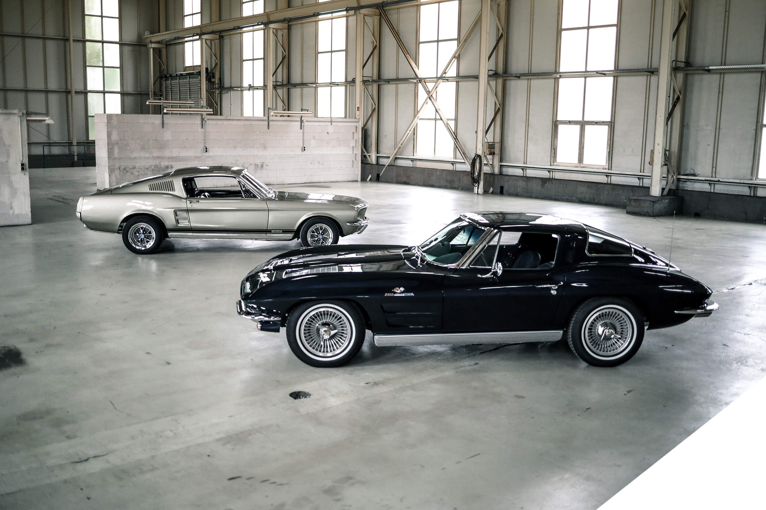 originalgetreue Restaurierung von Ford Mustang und Chevrolet Corvette V8 Werk
